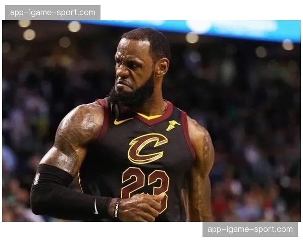 詹姆斯常规赛总得分突破45000分，主场暂停举行简短仪式