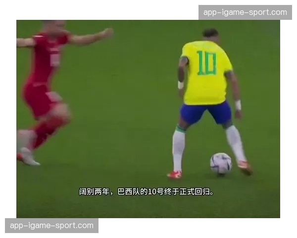 场边画面:巴西队主帅在场边焦急指挥,不慎踩翻水瓶淋湿鞋袜 场边画面:巴西队主帅在场边焦急指挥,不慎踩翻水瓶淋湿鞋袜