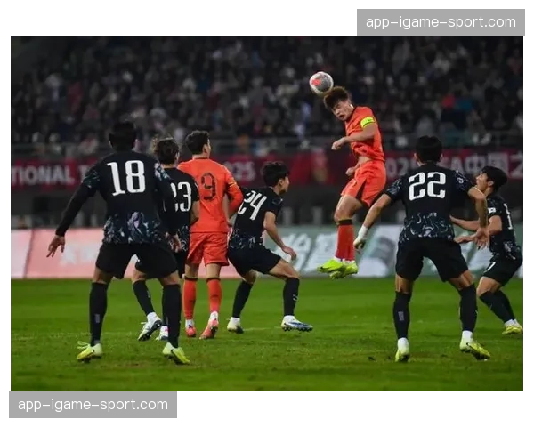 梅斯后卫在角球防守中自摆乌龙,送对手一分 梅斯后卫在角球防守中自摆乌龙,送对手一分